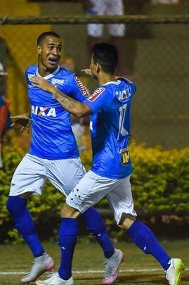 Com muitos atletas juniores, time celeste fez teste no Estádio Municipal de Ibirité