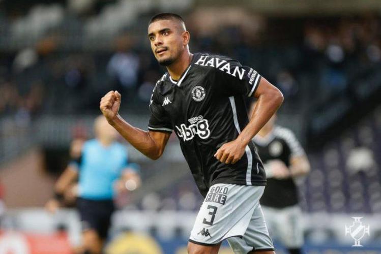 Léo Matos - lateral-direito do Vasco