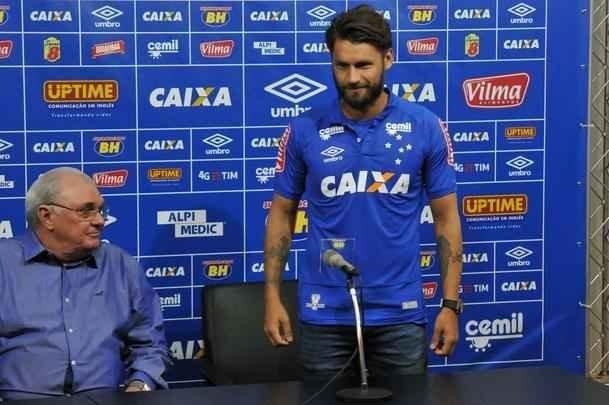 Cruzeiro apresentou para sua torcida no Mineiro os atacantes Sobis, camisa 7, e bila, que vestir a 50