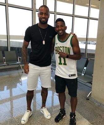 Dedé se encontrou com lateral Rodnei, do Flamengo, no Aeroporto do Galeão, no Rio