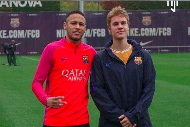 Justin Bieber com Neymar em treino do Barcelona, em novembro de 2016
