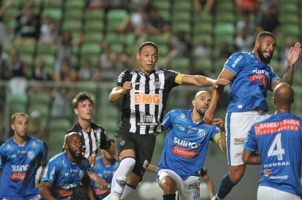 Veja fotos do jogo Atltico x URT