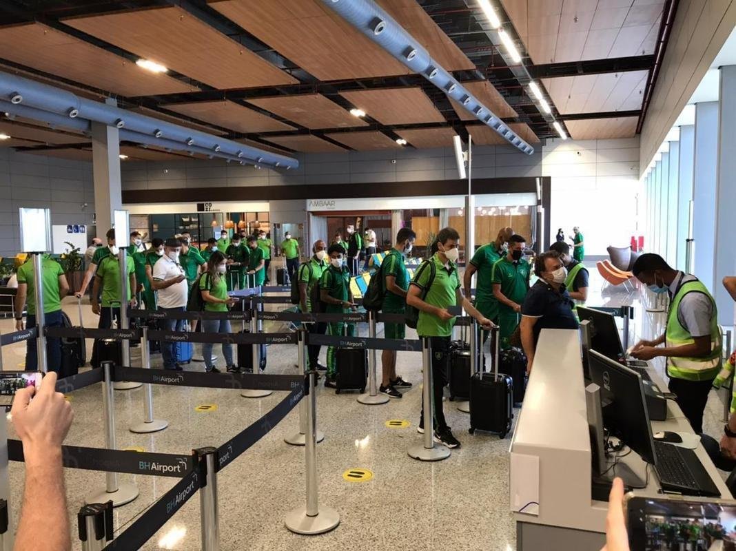 Delegao do Amrica embarca rumo a Assuno