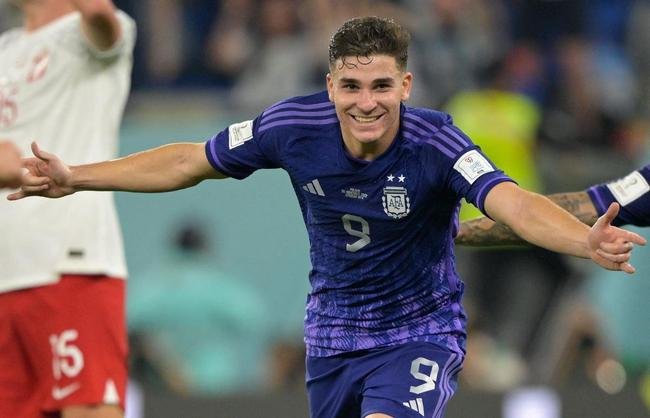 Julin lvarez marcou o segundo gol da Argentina sobre a Polnia no Estdio 974, em duelo pelo Grupo C da Copa do Mundo