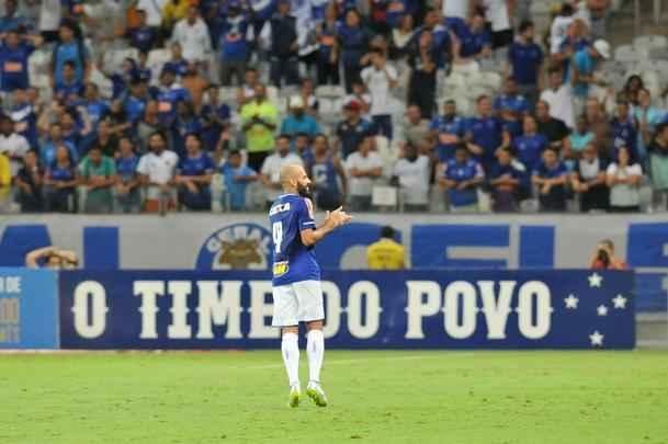 Bruno Rodrigo, de cabea, marcou o primeiro gol do Cruzeiro