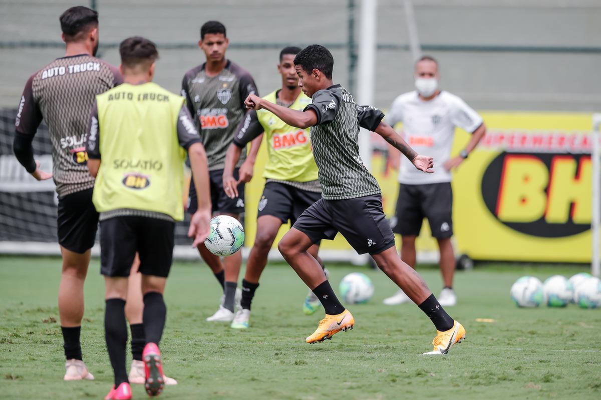 Depois do empate por 2 a 2 com o Cear, no Castelo, pela 22 rodada do Brasileiro, Atltico voltou aos treinos nesta segunda-feira na Cidade do Galo. Atividade teve vrias caras novas, diante do elevado nmero de atletas infectados pela COVID-19