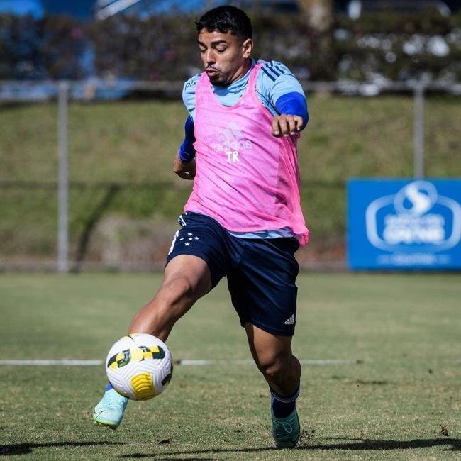 Fotos do treino do Cruzeiro neste domingo, na Toca da Raposa II. As novidades foram as presenas do atacante Rafa Silva, recuperado de incmodo no p direito, e dos recm-contratados Luis Felipe (zagueiro, ex-PSV da Holanda) e Bruno Rodrigues (atacante, ex-Famalico de Portugal)