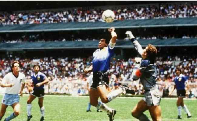 Filha de Maradona garante que camisa que vai a leilão não é a usada pelo craque no momento do gol batizado 'la mano de Dios'