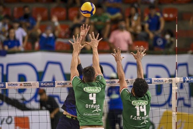 Cruzeiro se garantiu na decis�o do Sul-Americano de V�lei ao bater os argentinos do Policial Voley por 3 sets a 0, neste s�bado (5), no Gin�sio do Riacho, em Contagem. As parciais foram de 25/20, 29/27 e 25/16