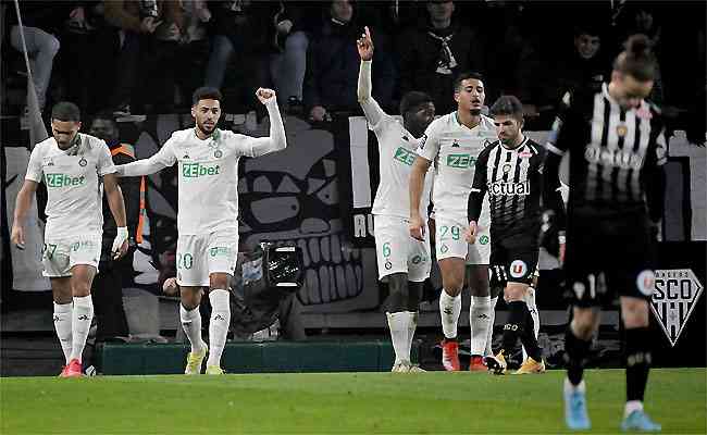 Jogadores do St. Étienne festejam o gol contra, que garantiu triunfo diante do Angers