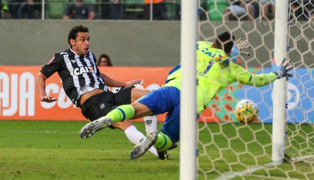 Fred - Contratado junto ao Fluminense, Fred nem foi apresentado e estreou pelo Galo no clssico, tamanha urgncia do time em contar com um centroavante. E o atacante deixou sua marca na derrota por 3 a 2 para o Cruzeiro, pelo Campeonato Brasileiro. Ele encerrou sua passagem pelo Atltico com 42 gols em 83 partidas. No fim de 2017, rescindiu com o Alvinegro e se transferiu para o arquirrival.