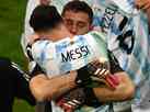 Martnez provoca, defende trs pnaltis e  exaltado por Messi: 'Fenmeno'