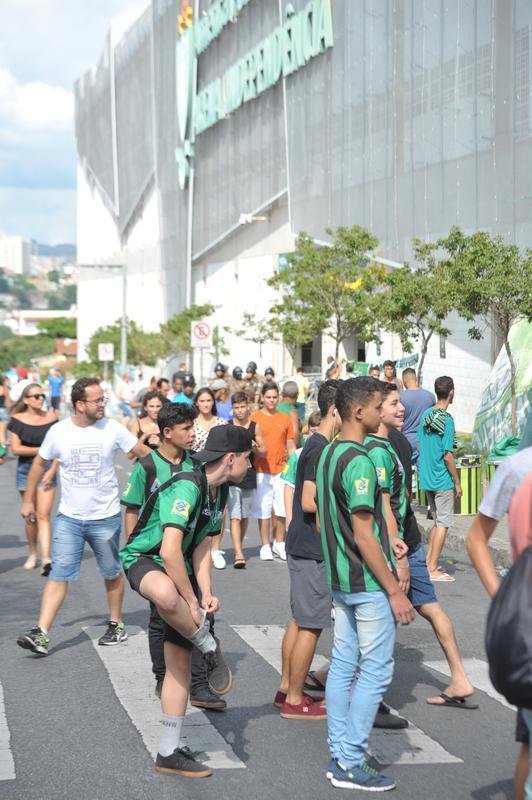 Imagens das torcidas de Amrica e Cruzeiro no clssico deste domingo, no Independncia, pela partida de ida da semifinal do Campeonato Mineiro