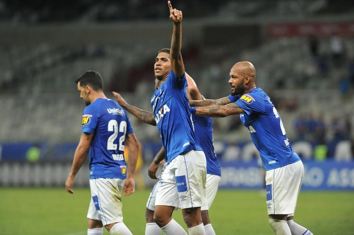 Em jogo com grande atuao do goleiro Fbio, Cruzeiro derrotou Santos de virada, por 2 a 1, com gols de Sass e Raniel; Gabriel Barbosa marcou para o Peixe, no Mineiro, pela 26 rodada do Brasileiro
