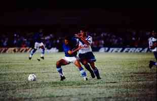 1994 - Copa Libertadores - Cruzeiro foi eliminado nas oitavas de final ao ser derrotado pelo Unin Espaola-CHI. Imagem da partida diante do Vlez Sarsfield, no Mineiro, pela fase de grupos.