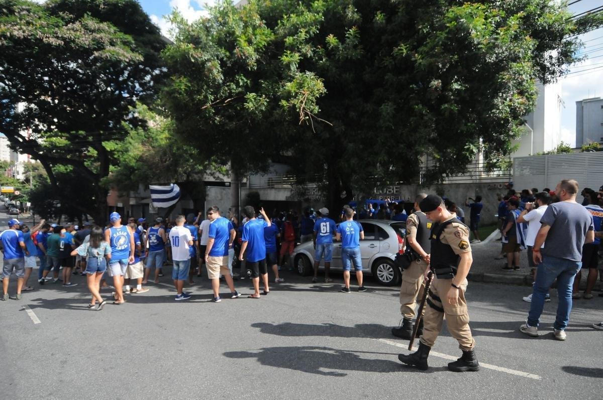 Imagens do protesto da torcida do Cruzeiro em frente ao clube social do Barro Preto