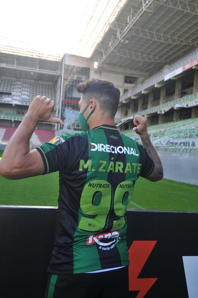 Mauro Zrate, atacante argentino de 34 anos, foi apresentado oficialmente pelo Amrica na tarde desta sexta-feira (3), no Estdio Independncia, em Belo Horizonte. Experiente, o atleta tem passagens por clubes como Fiorentina, Lazio e Inter de Milo, da Itlia, e tambm por Vlez Sarsfield e Boca Juniors, da Argentina.