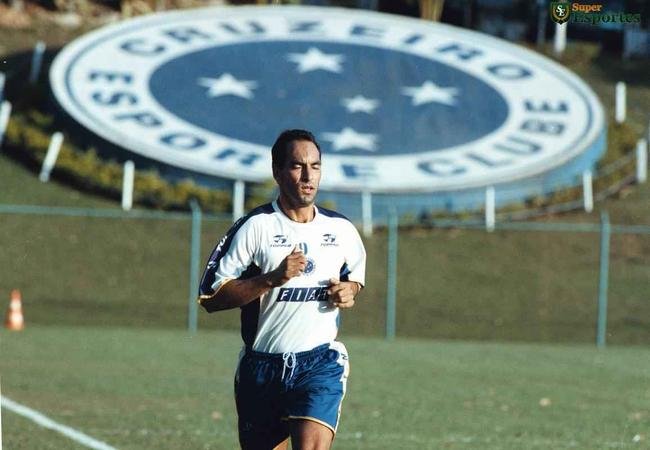 Atacante Edmundo na Toca I em 2001