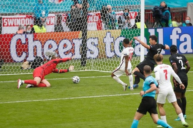 Fotos do gol de Sterling, da Inglaterra, sobre a Alemanha, em Wembley. Ingleses venceram por 2 a 0 e avan�aram �s quartas de final da Eurocopa