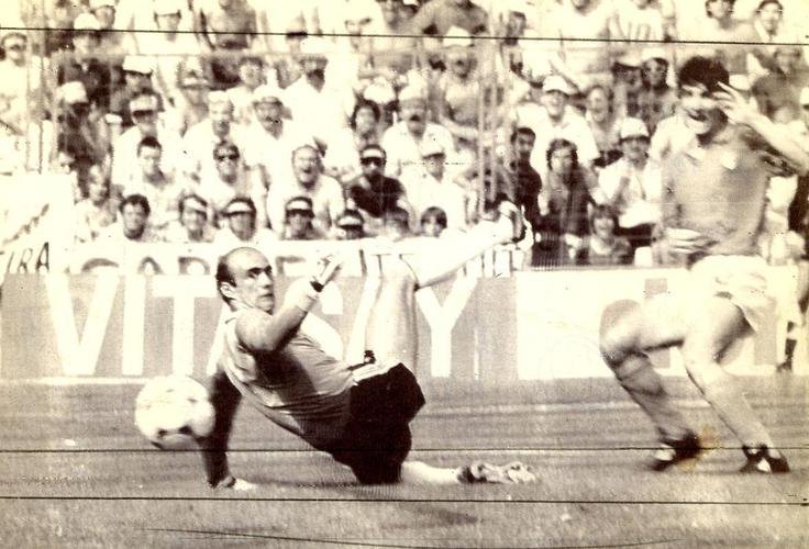 Fotos da vitria da Itlia sobre o Brasil, por 3 a 2, pela segunda fase. Paolo Rossi fez trs gols e se transformou em histrico carrasco da Seleo. Na imagem, o primeiro gol do atacante italiano