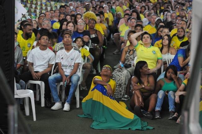 No Mercado Central, em BH, torcedores assistem ao jogo do Brasil contra a Sua pelo Grupo G da Copa do Mundo, no Catar