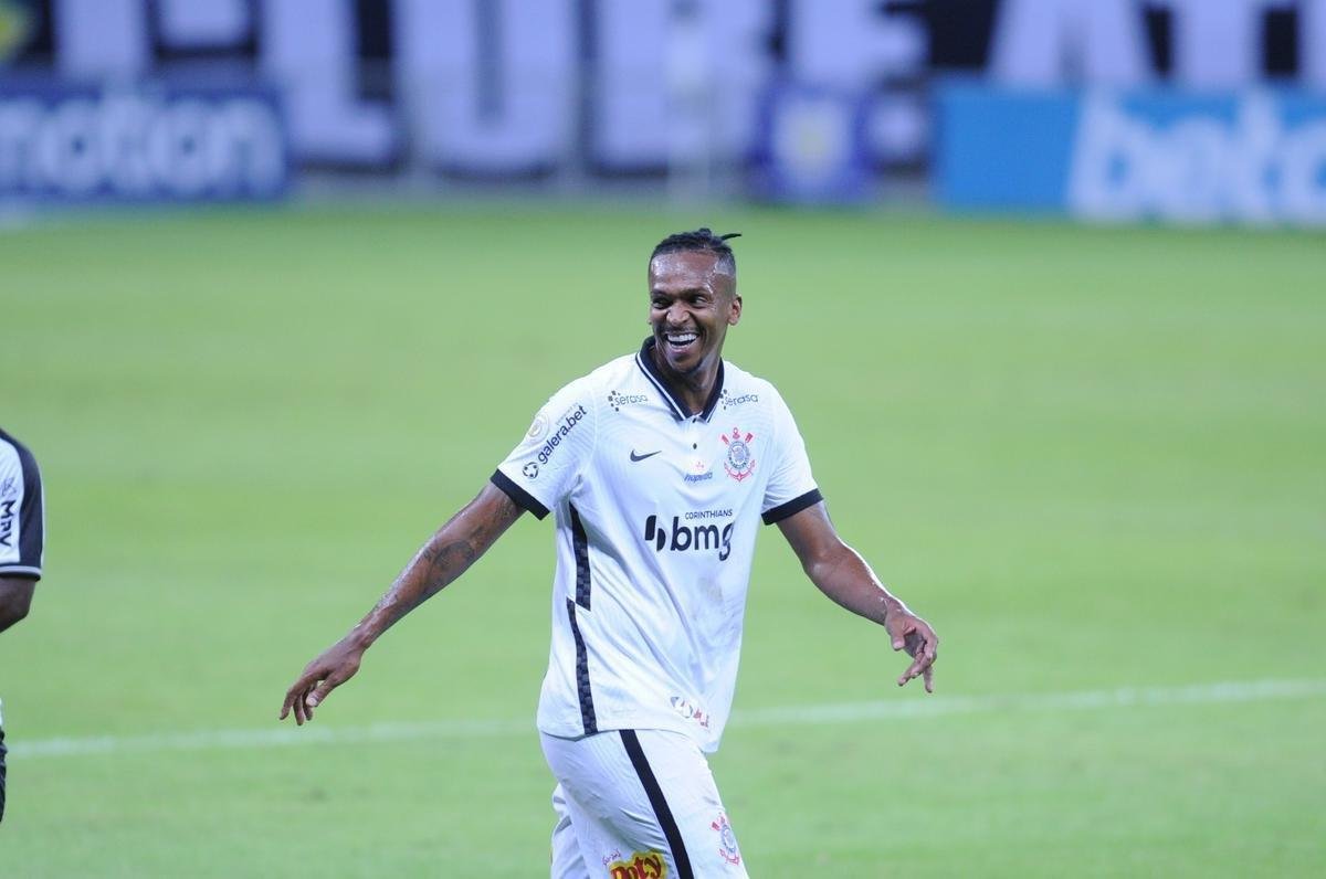 Araos marcou o segundo gol do Corinthians no Mineiro (Alexandre Guzanshe / EM DA PRESS)
