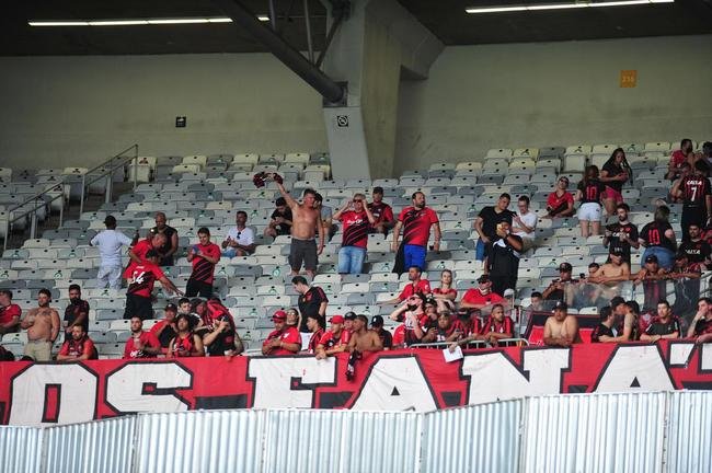 Torcida do Athletico-PR no jogo de ida da final da Copa do Brasil de 2021, contra o Galo, no Mineir�o, em BH