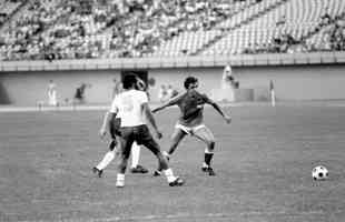 Meia francês Michel Platini em ação durante Montreal-1976; nesta edição, a França foi eliminada nas quartas de final para a Alemanha Oriental