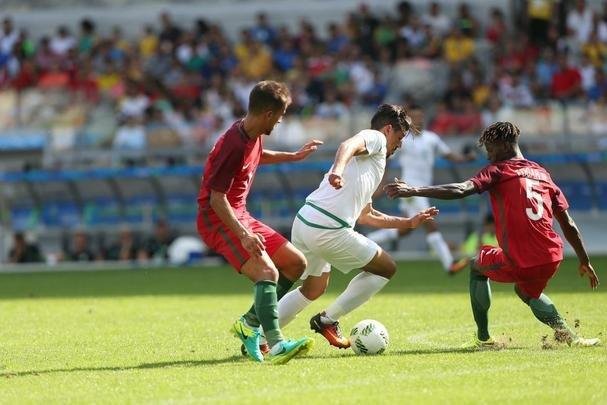 Portugal e Arglia empataram por 1 a 1 no Mineiro. Resultado fez os lusitanos avanarem s quartas de final em primeiro. Honduras passou em segundo. Surpreendentemente, Argentina est eliminada dos Jogos do Rio j na primeira fase do futebol masculino 
