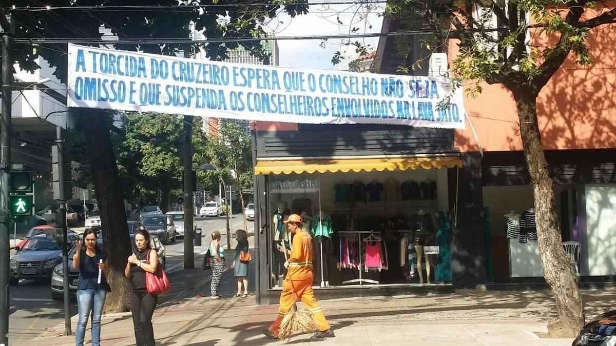 Faixas crticas ao conselho do Cruzeiro no Barro Preto
