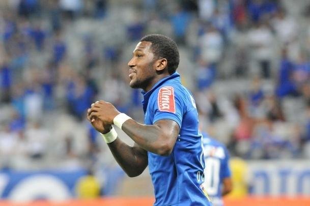 Veja imagens de Cruzeiro x Figueirense, que fizeram jogo movimentado no Mineiro