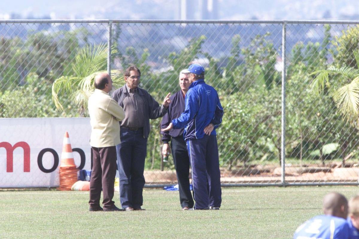 27/07/2004 - Benecy Queiroz em conversa com o tcnico Emerson Leo