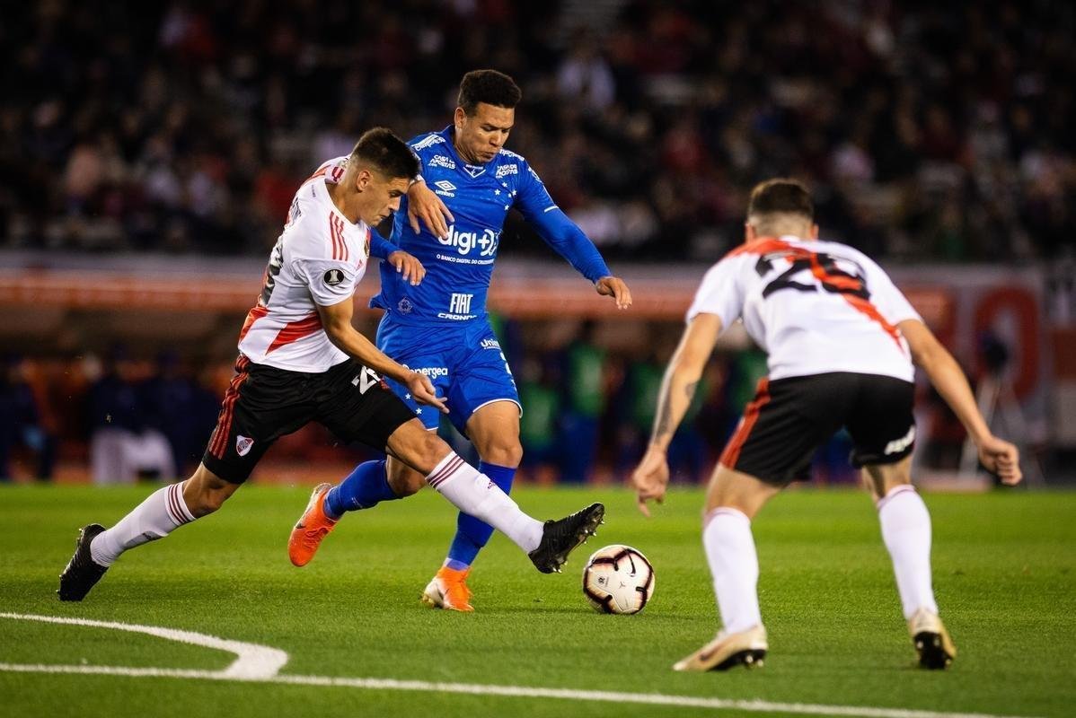 Fotos do primeiro tempo do duelo entre River Plate e Cruzeiro, no Monumental de Núñez, em Buenos Aires, pela ida das oitavas de final da Copa Libertadores