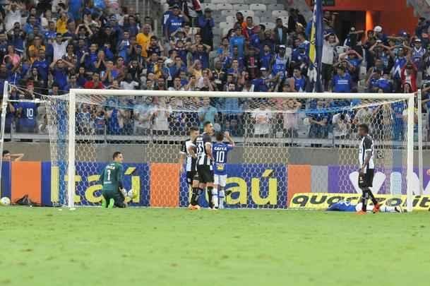 Veja imagens de Cruzeiro x Figueirense, que fizeram jogo movimentado no Mineiro
