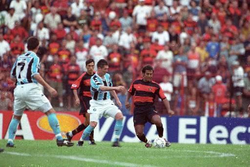 Marcelo Passos veste a camisa do Sport fornecida pela Topper no Brasileiro de 2001. Leão da Ilha venceu o jogo por 2 a 1 diante do Grêmio.
