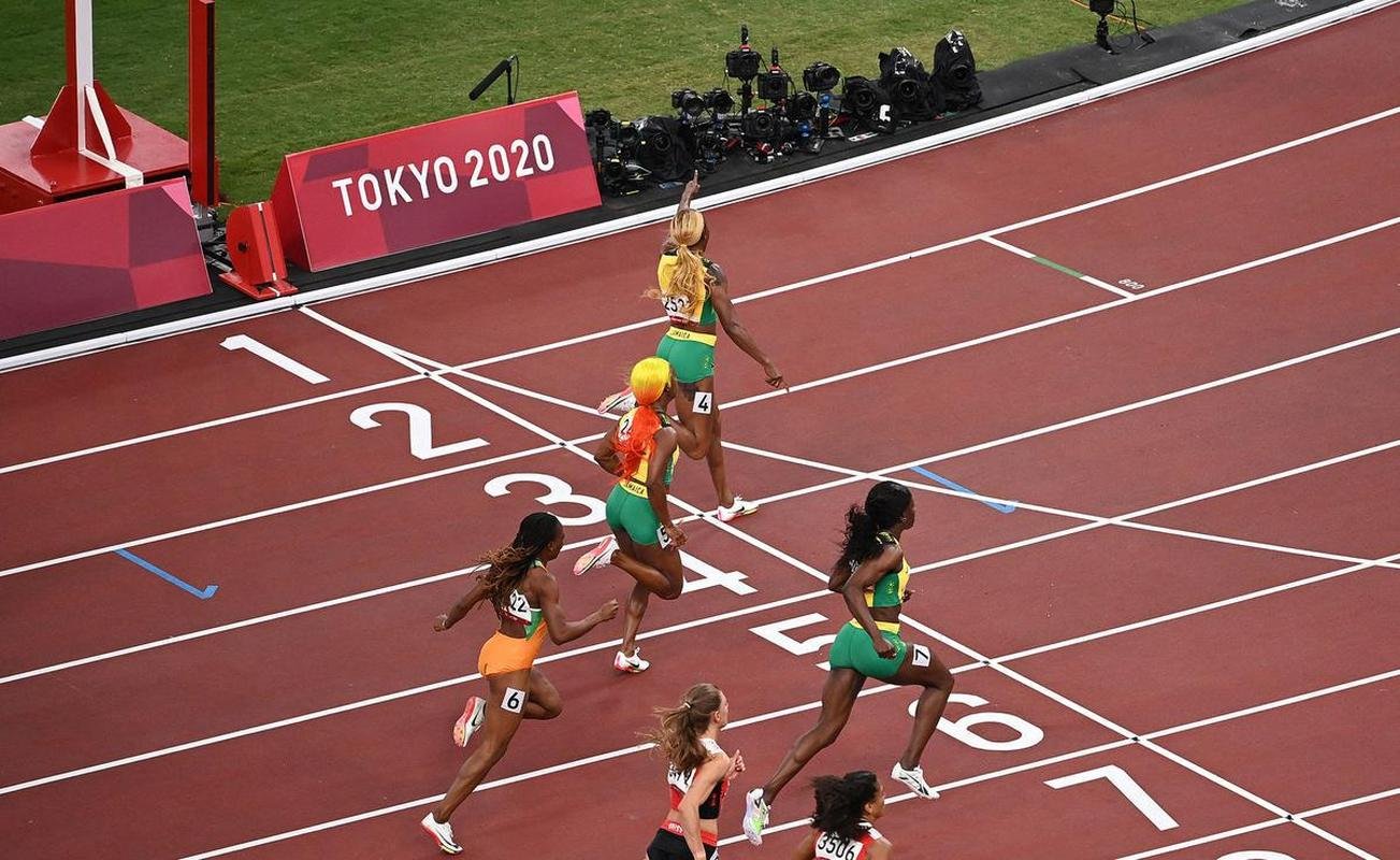 Fotos espetaculares da vitria da jamaicana Elaine Thompson-Herah nos 100m rasos dos Jogos Olmpicos de Tquio com o tempo de 10s61. A velocista quebrou o recorde olmpico e comandou o pdio jamaicano ao lado de Ann Fraser-Pryce, prata, e Shericka Jackson, bronze.