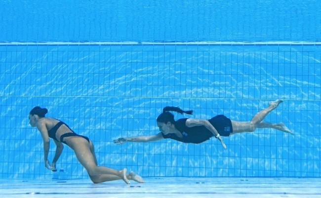 Nadadora Anita lvarez  resgatada pela treinadora Andrea Fuentes aps desmaiar na piscina durante a prova final do solo livre de nado artstico no Mundial de Esportes Aquticos de Budapeste, na Hungria