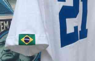 Camisas comemorativas lanadas por marca licenciada pelo Cruzeiro