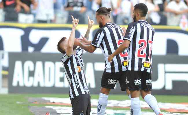 Jogadores do Atlético comemoram gol contra a Caldense, neste sábado, no Mineirão
