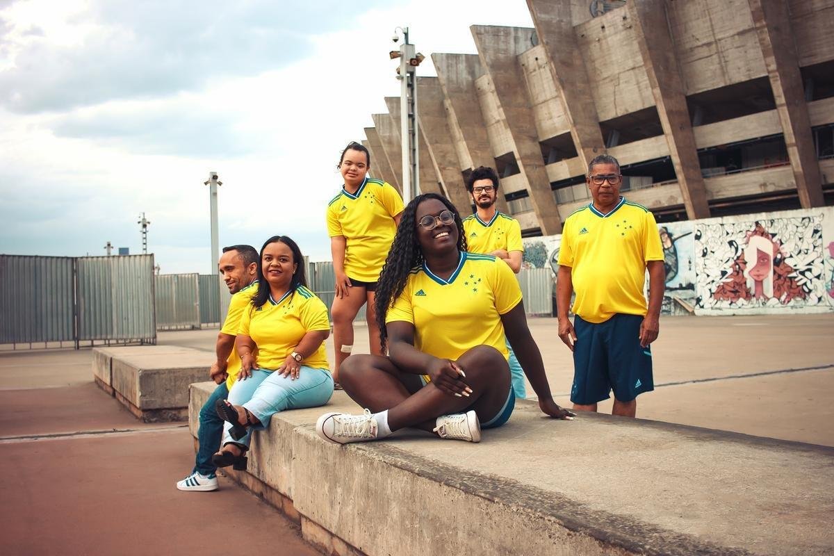 Imagens da nova camisa 3 do Cruzeiro. Novo uniforme, que tem estrelas soltas e  predominantemente amarelo, em referncia ao ano de Copa do Mundo
