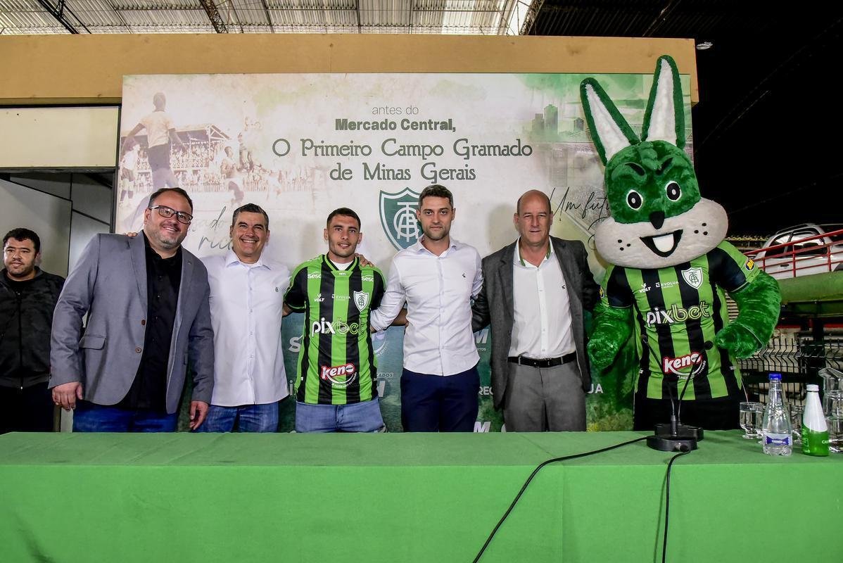 O meia argentino Emmanuel Martinez foi apresentado pelo Am�rica nesta ter�a-feira (16/8), em evento realizado no Mercado Central, em Belo Horizonte. 
