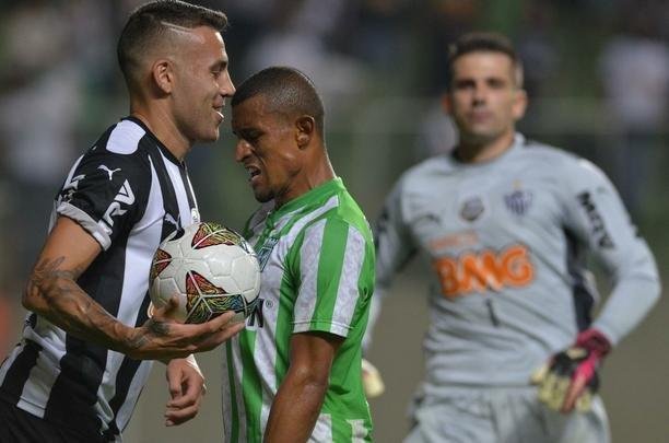 Otamendi - O zagueiro, que ficou pouco tempo no clube, atuou uma vez como lateral-direito, contra o Atlético Nacional, da Colômbia, na Libertadores