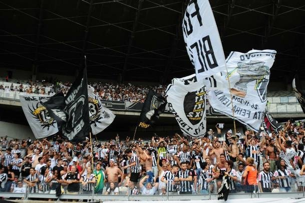 Fotos das torcidas de Cruzeiro e Atltico no Mineiro