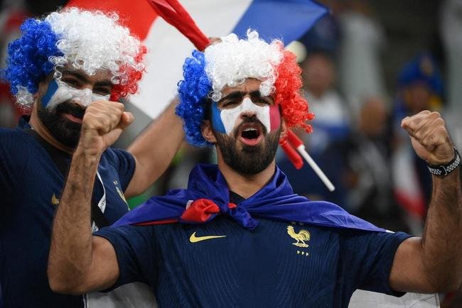 Torcedores no Estdio Al Thumama, em Doha, para o duelo entre Frana e Polnia, pelas oitavas de final da Copa do Mundo.