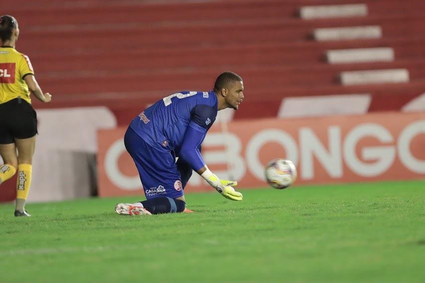 Nutico pressiona na segunda etapa, mas no consegue marcar gol em casa e fica no 0 a 0 com o Vitria. Alvirrubros ao menos impediram crescimento de sequncias de derrotas diante de rival direto na briga contra o rebaixamento