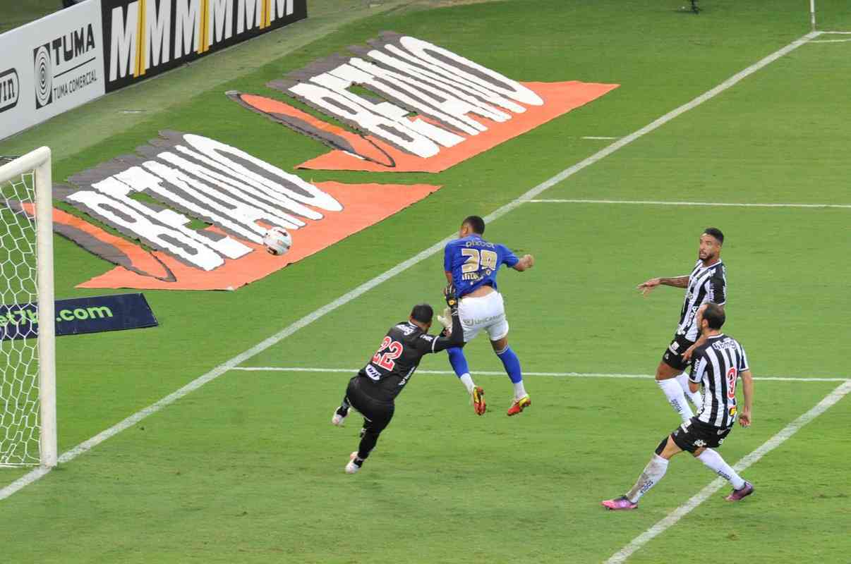 Gol de Vitor Roque, do Cruzeiro, no clássico contra o Atlético