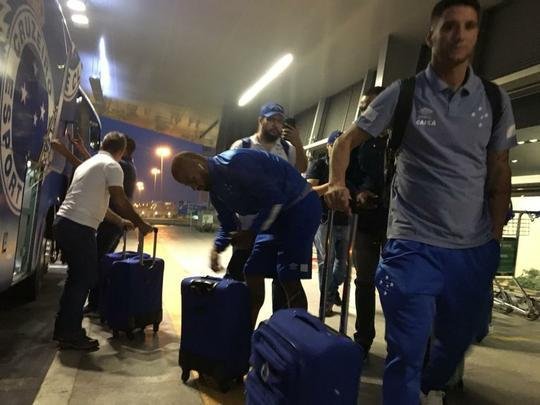 Delegao do Cruzeiro foi composta por 23 jogadores em viagem para Buenos Aires, na Argentina, local da partida de quarta, s 21h45, contra o Boca Juniors, pela Copa Libertadores. Meia uruguaio De Arrascaeta foi vetado e permaneceu em Belo Horizonte.