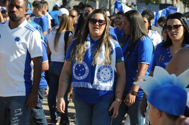 Chegada da torcida do Cruzeiro ao Mineiro para o jogo contra a Ponte Preta pela 13 rodada da Srie B do Campeonato Brasileiro. Estdio voltou a receber grande pblico