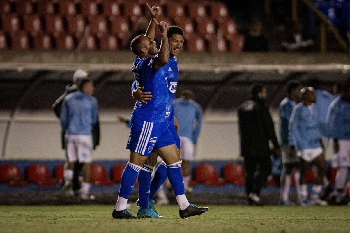 Fotos da partida entre Londrina e Cruzeiro, pela S�rie B
