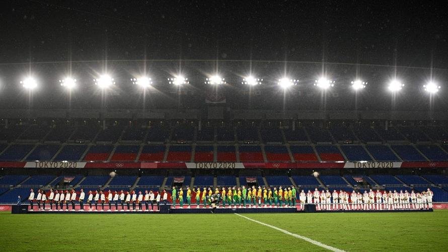 Jogadores da Seleo Brasileira recebem a medalha de ouro pela conquista olmpica no futebol